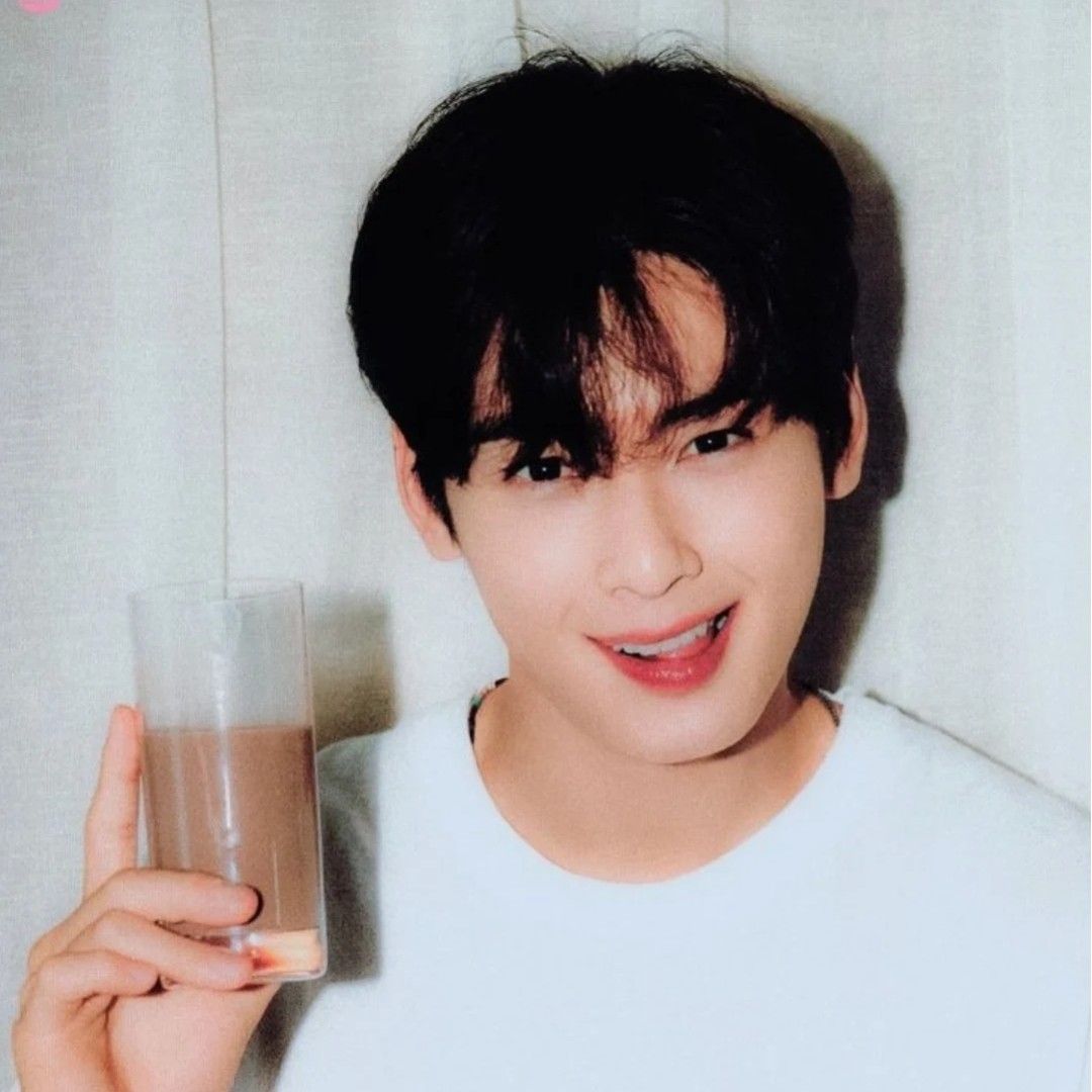 Behind-the-scenes cut of Cha Eunwoo