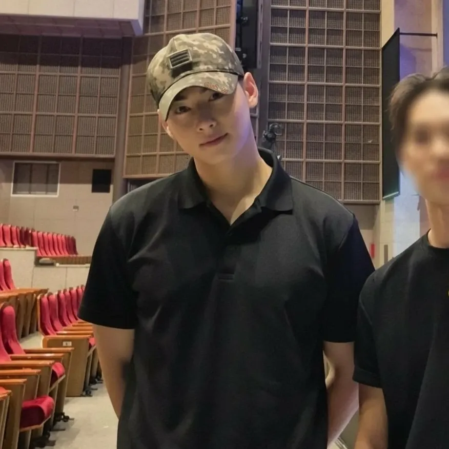 A moment captured by a fan of Cha Eunwoo