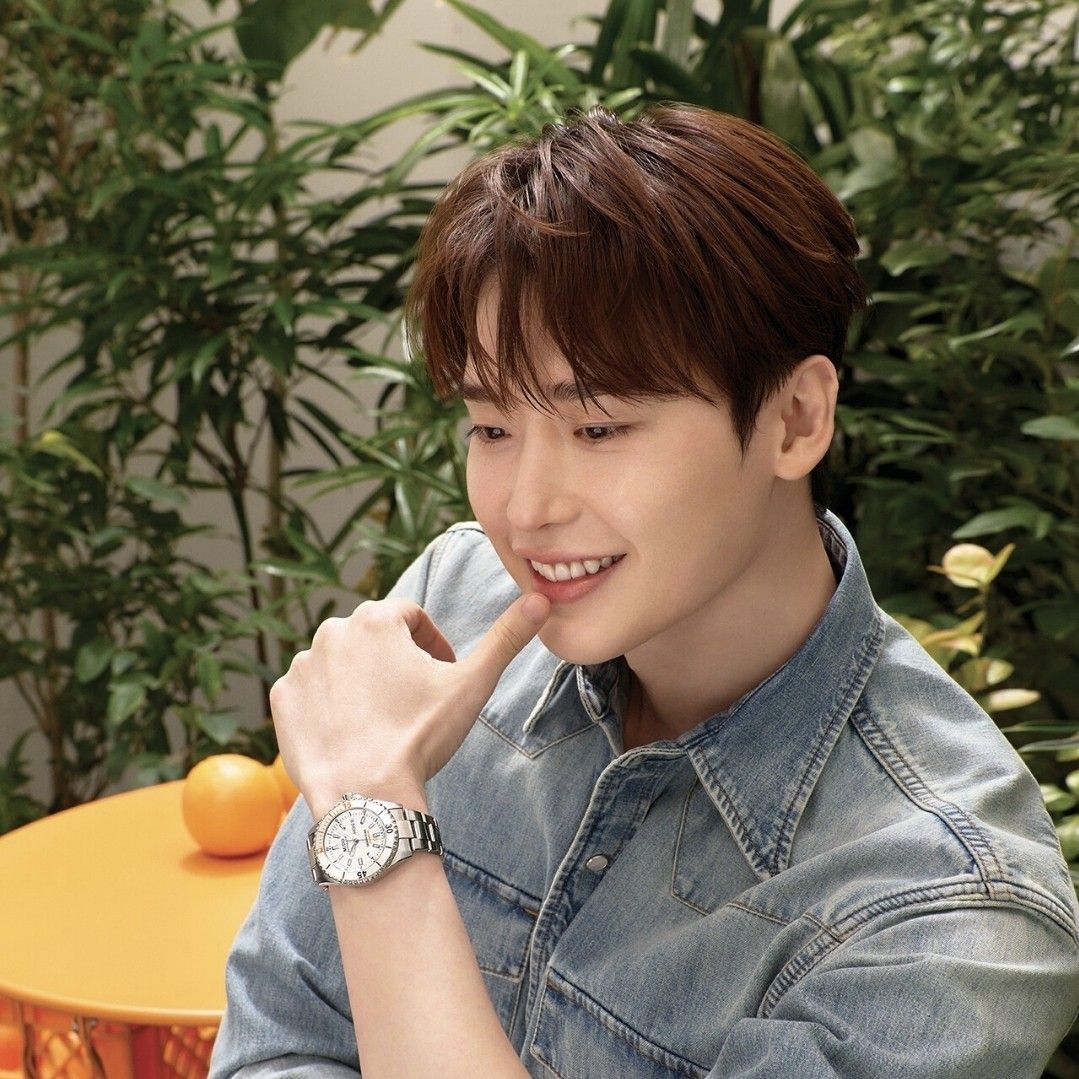 A moment captured by a fan of Lee Jongsuk