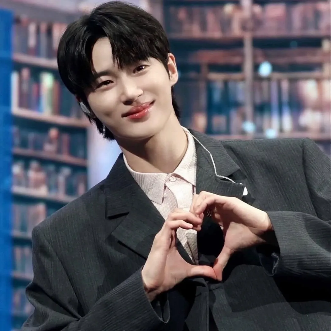Behind-the-scenes cut of Byeon Wooseok