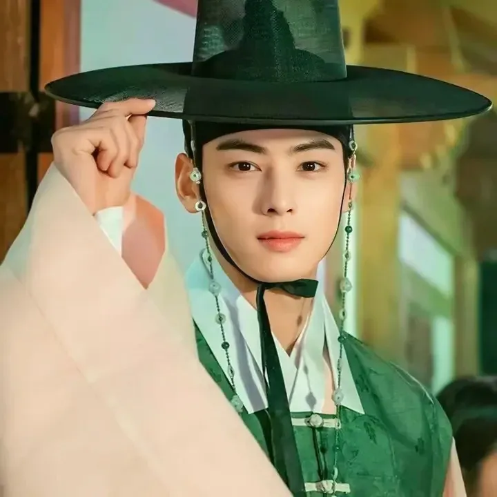 A moment captured by a fan of Cha Eunwoo