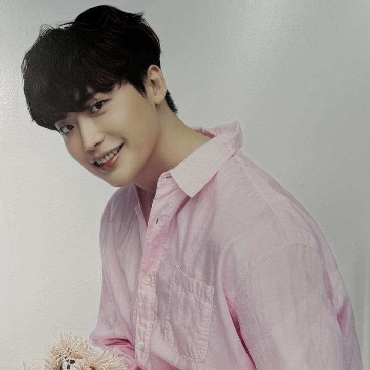 Recent activity shot of Lee Jongsuk