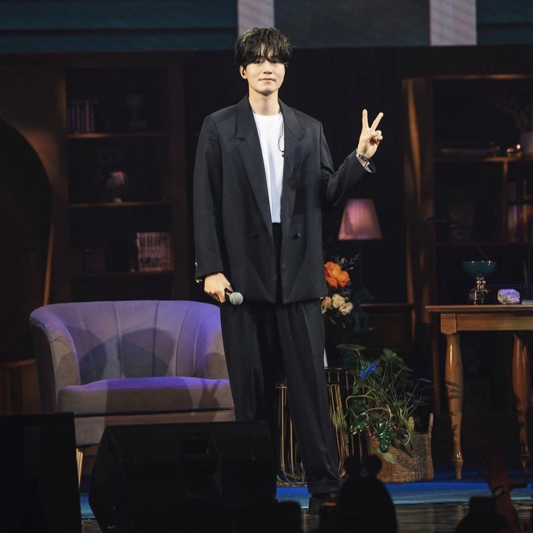 Recent activity shot of Lee Dongwook