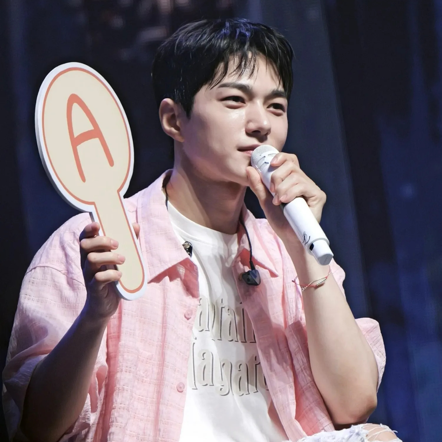 Behind-the-scenes cut of Kim Myungsoo (L)