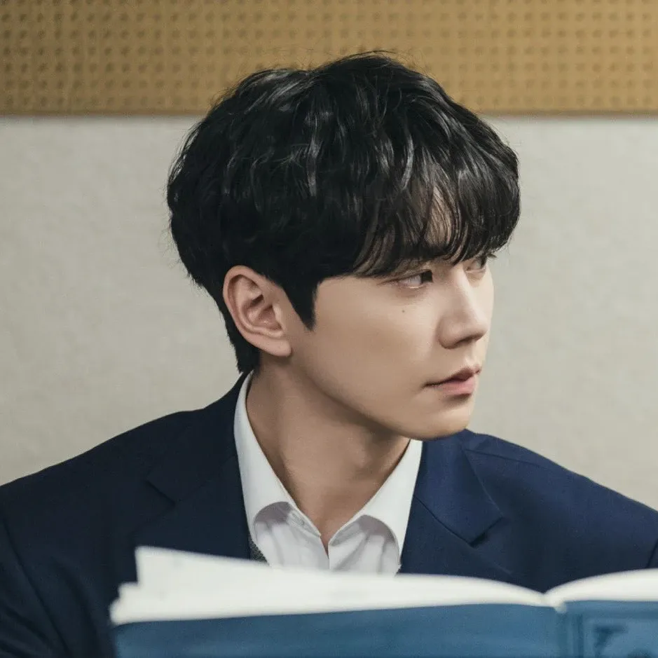 Behind-the-scenes cut of Lee Junyoung