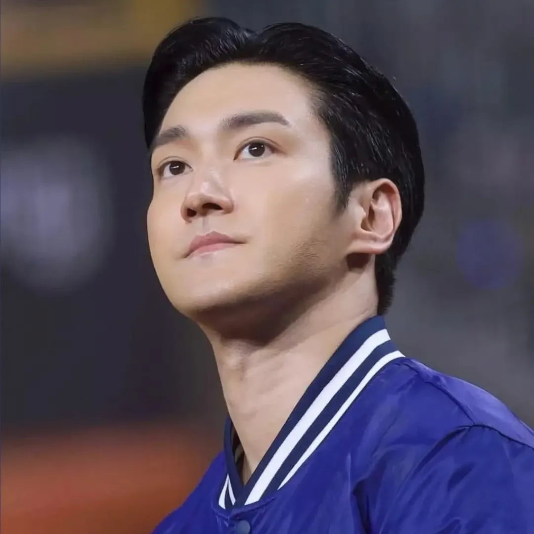 Recent activity shot of Choi Siwon