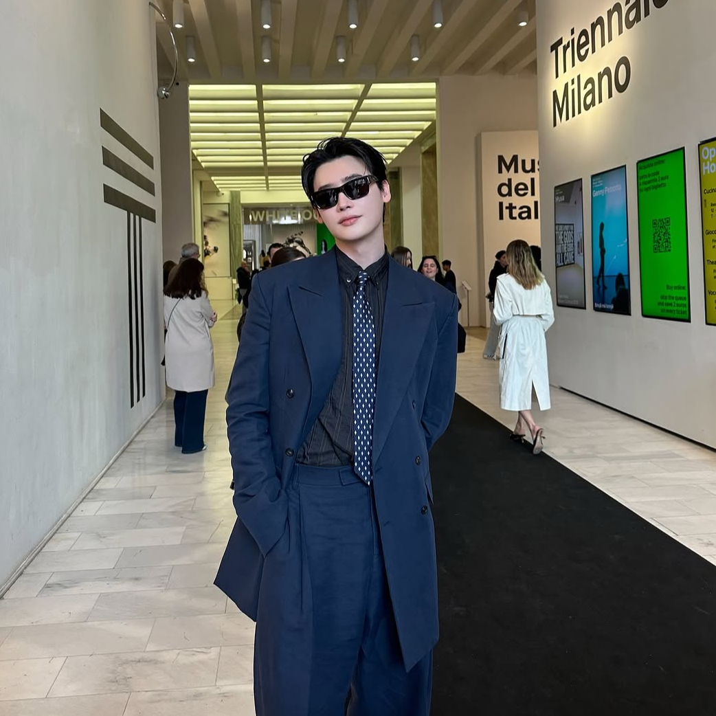 A moment captured by a fan of Lee Jongsuk