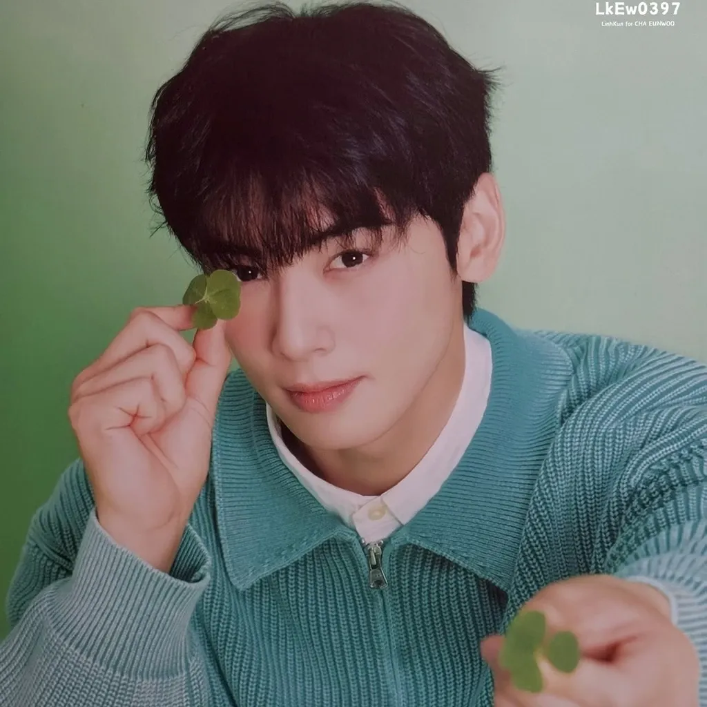 A moment captured by a fan of Cha Eunwoo