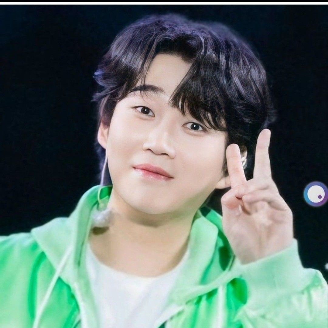 A moment captured by a fan of Hwang Youngwoong