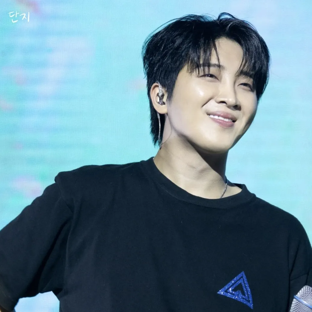 A moment captured by a fan of Hwang Yunsung