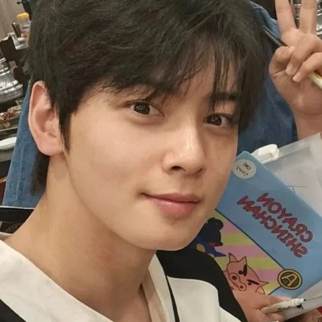 Behind-the-scenes cut of Cha Eunwoo