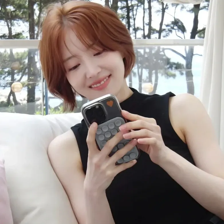 Behind-the-scenes cut of Lee Seyoung
