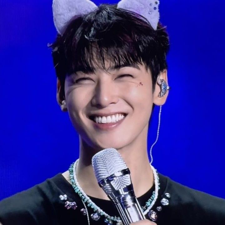 A moment captured by a fan of Cha Eunwoo