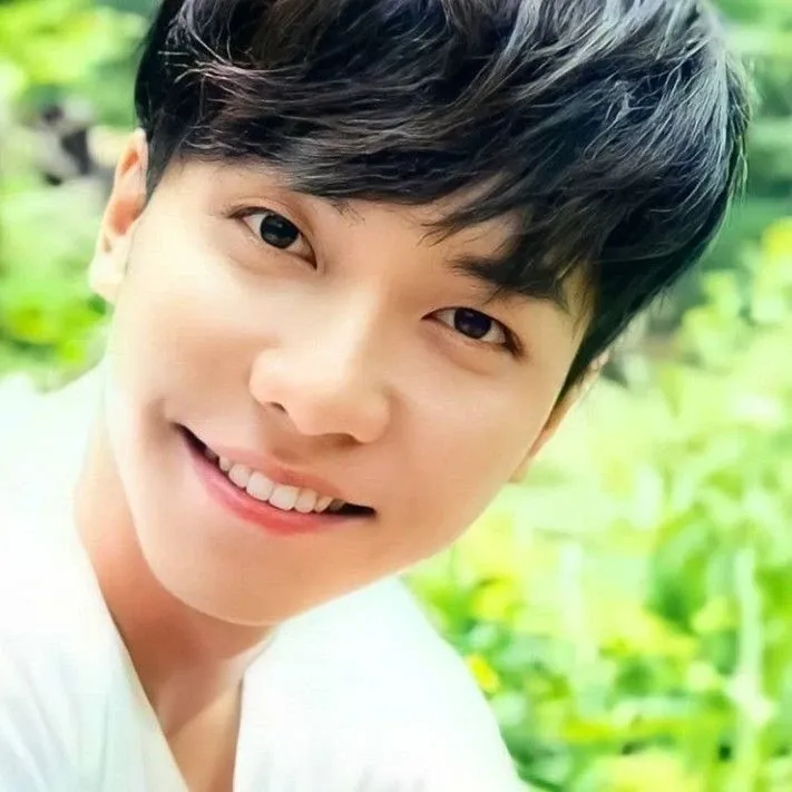 Behind-the-scenes cut of Lee Seunggi