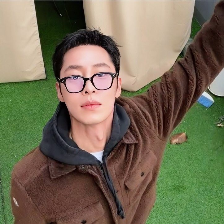 Behind-the-scenes cut of Lee Jaewook