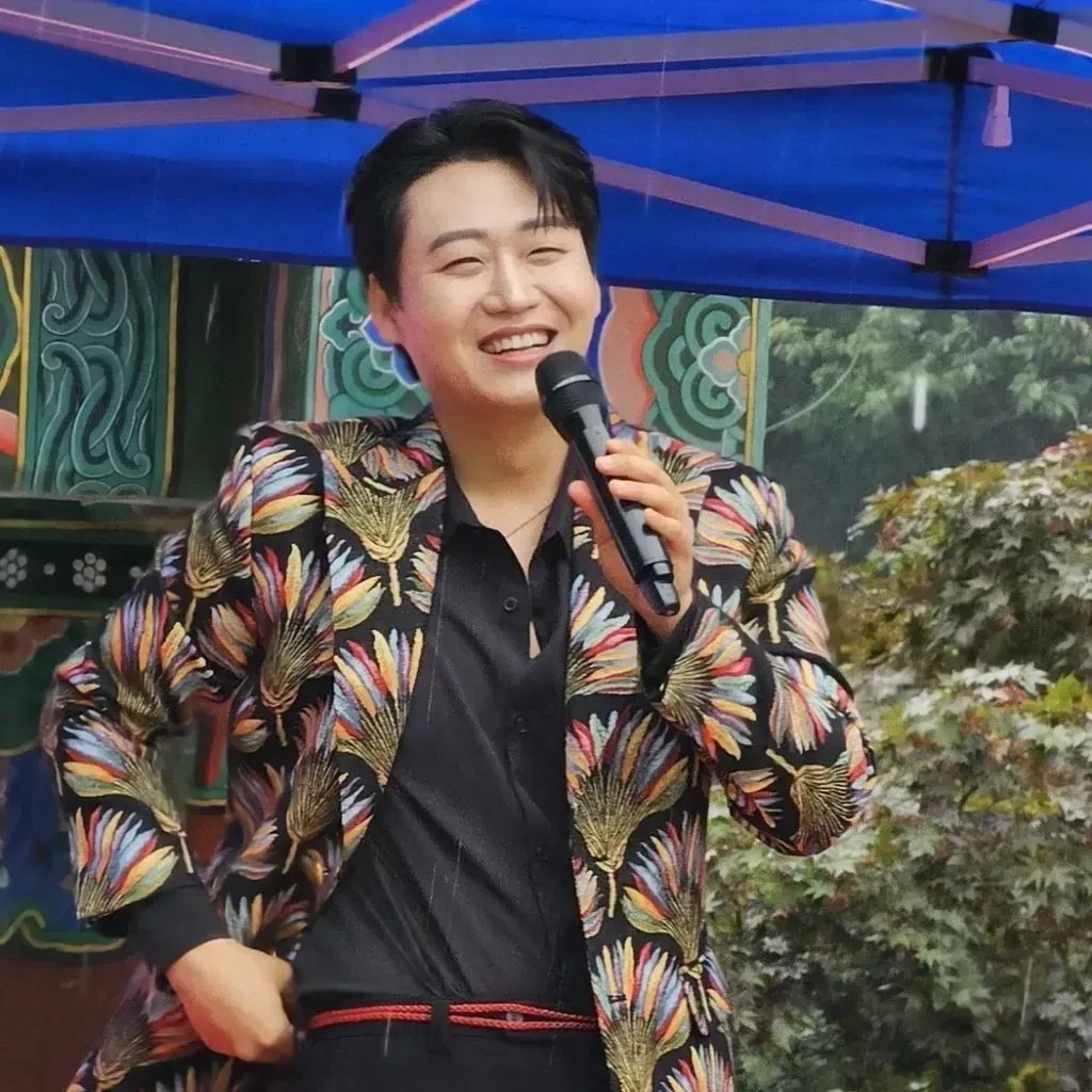 A moment captured by a fan of Min Soohyun
