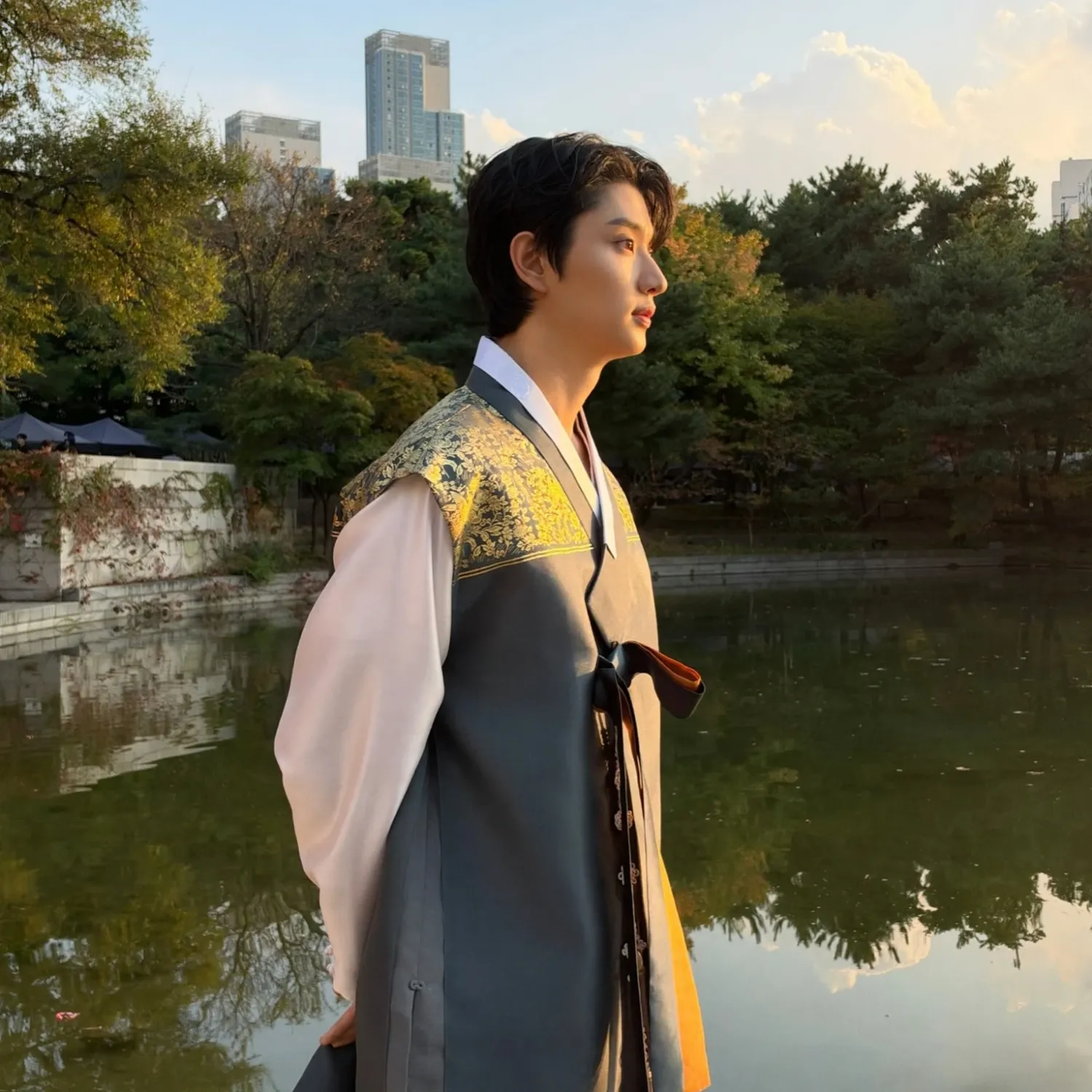 Behind-the-scenes cut of Kim Jaewon