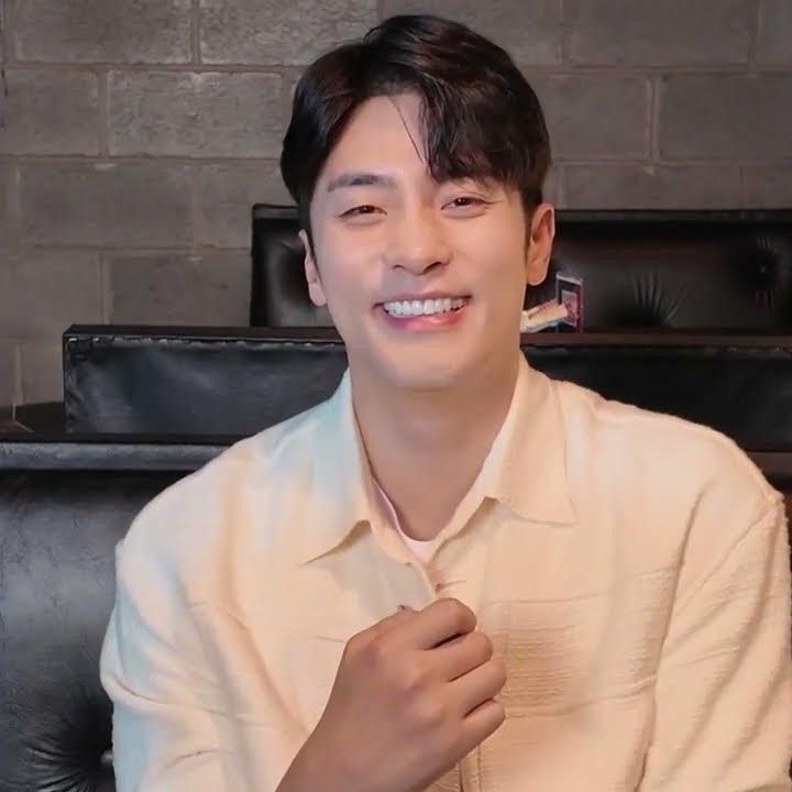 Behind-the-scenes cut of Sunghoon