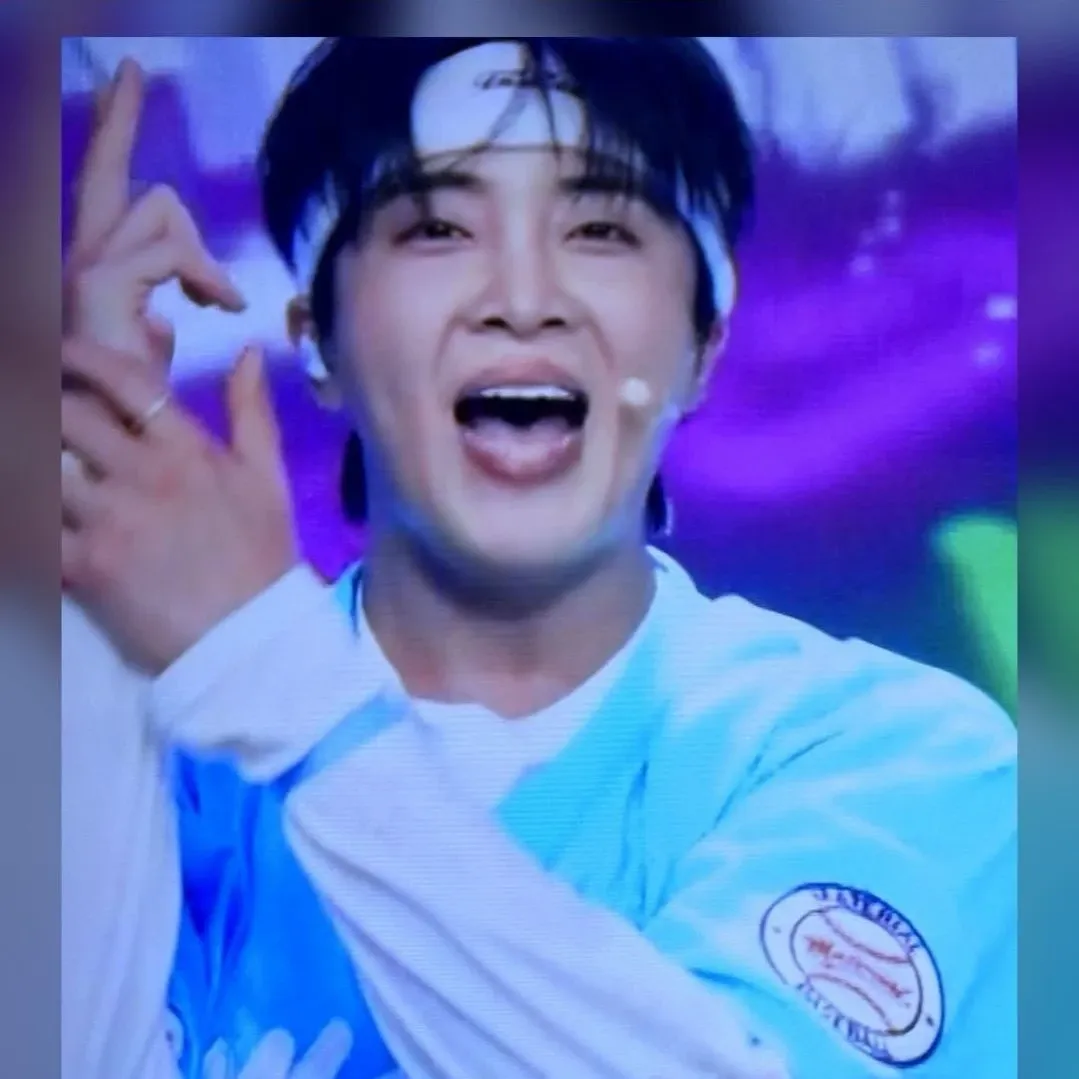 A moment captured by a fan of Hwang Yunsung
