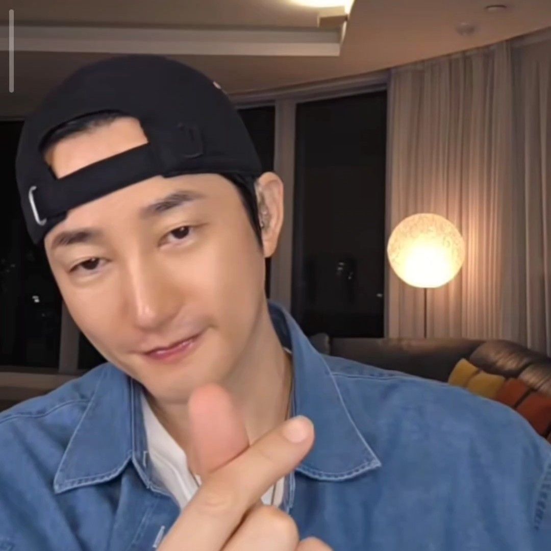 A moment captured by a fan of Park Sihoo