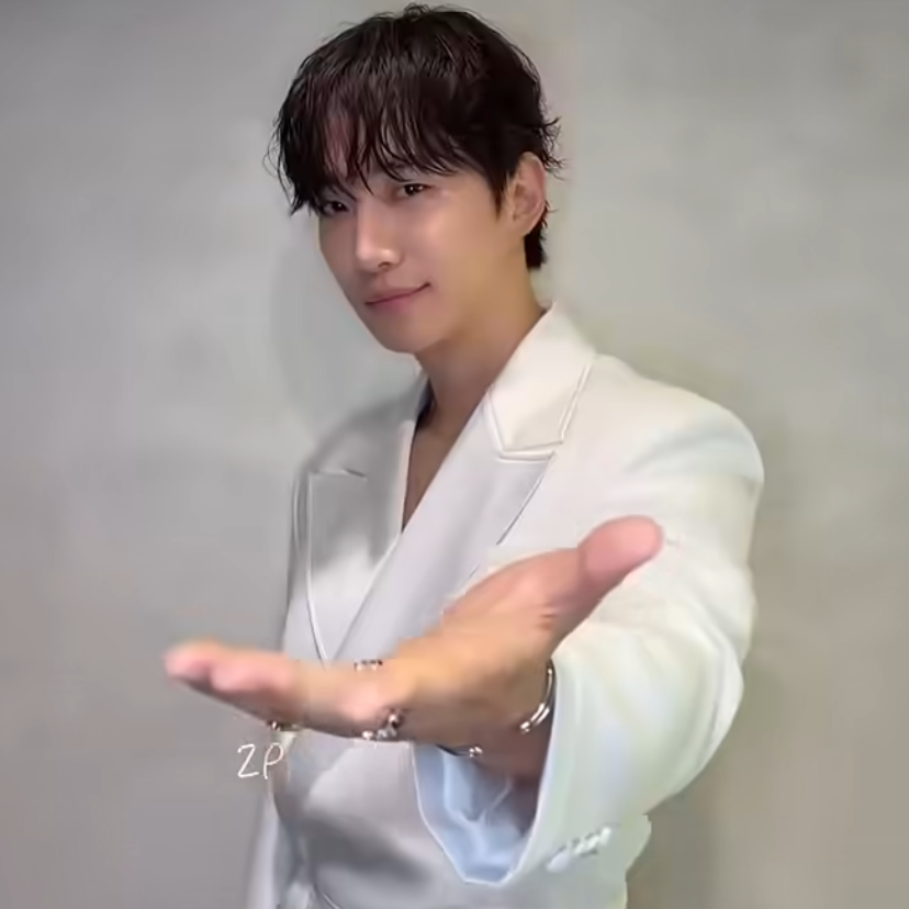 Foto terbaru dari Lee Junho