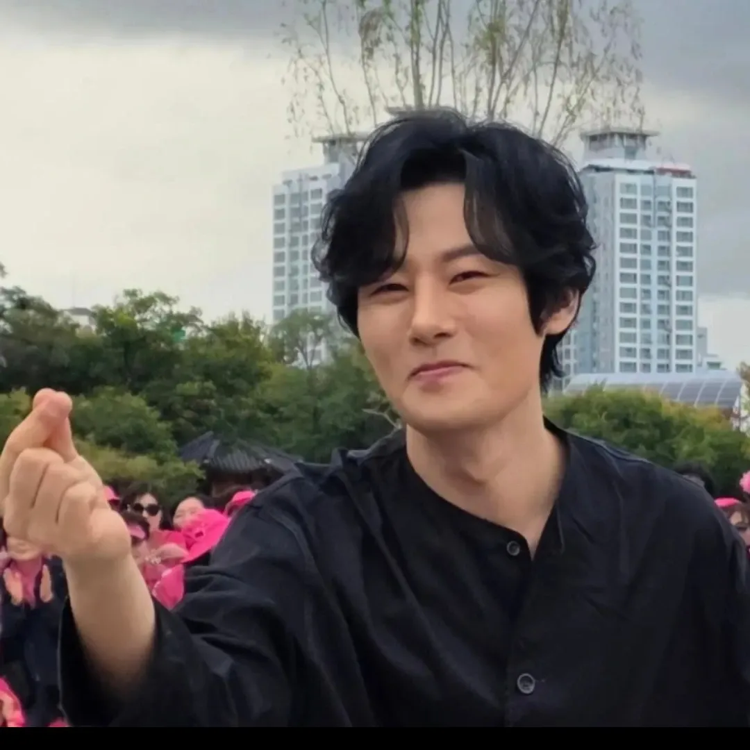 Behind-the-scenes cut of Kang Moonkyung