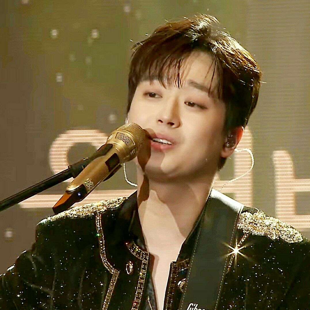 粉丝拍下的李灿元瞬间