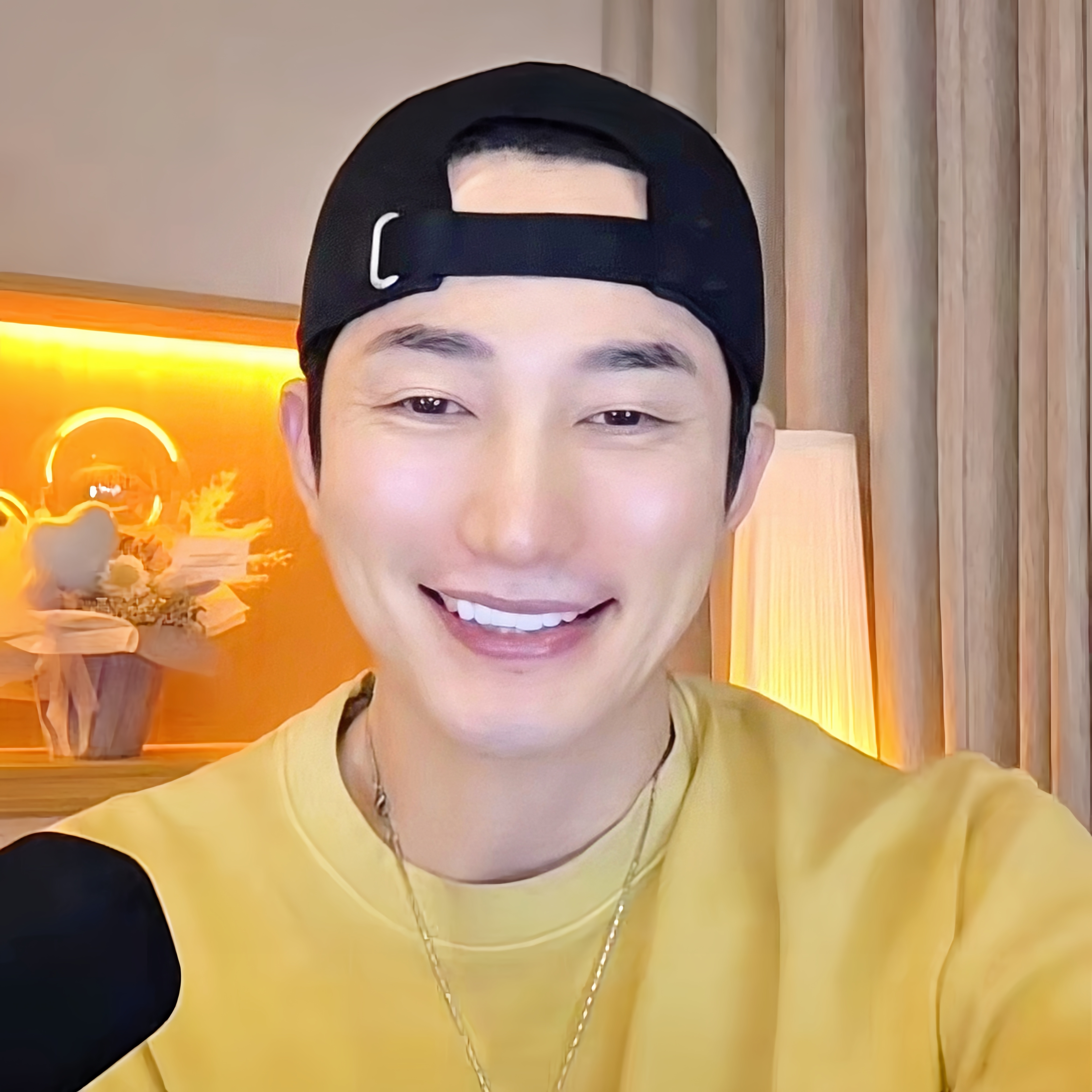 A moment captured by a fan of Park Sihoo