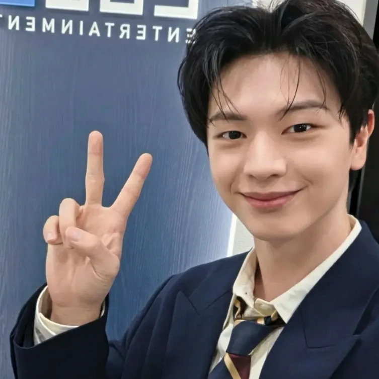 Latest photo of Yook Sungjae