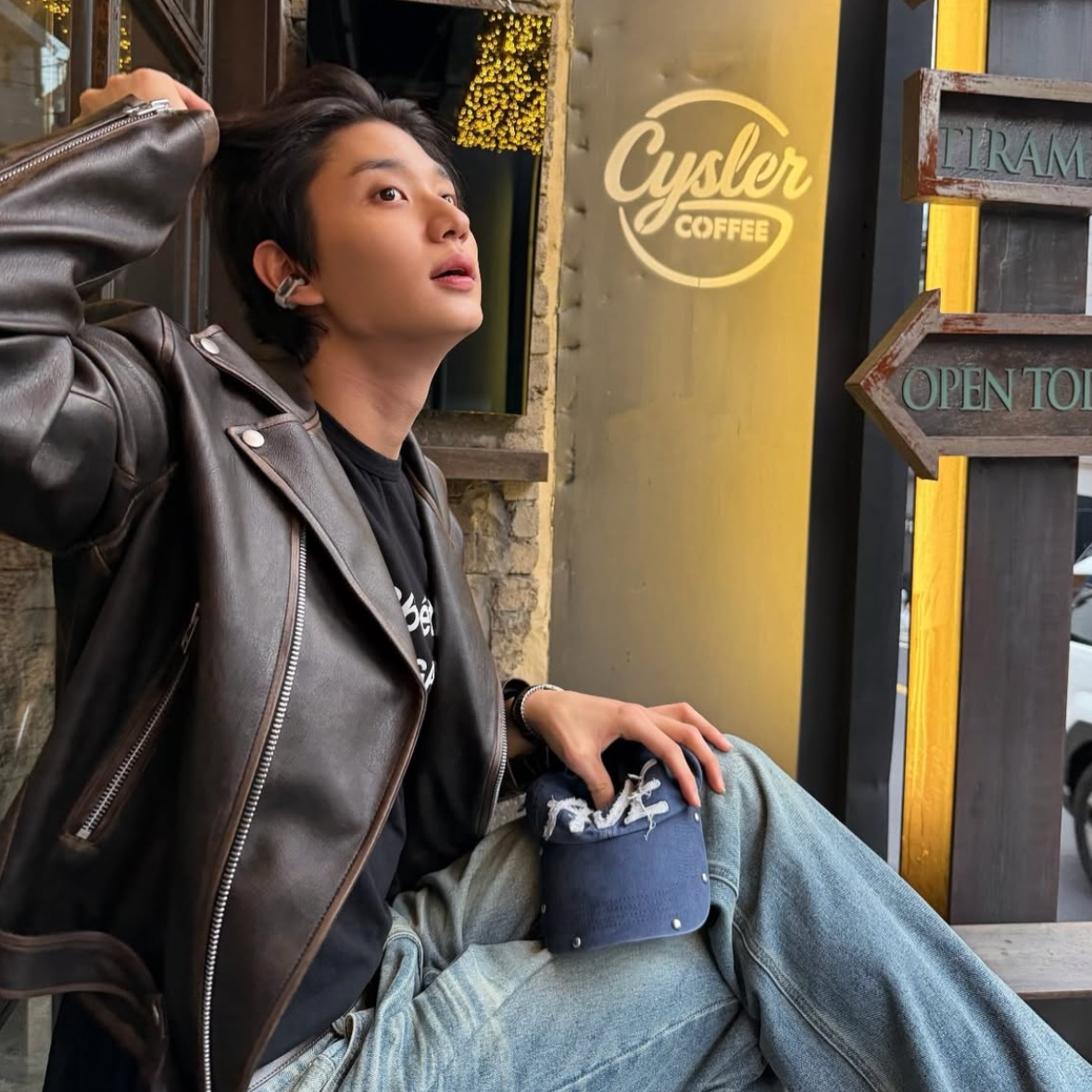 Behind-the-scenes cut of Kim Jaewon