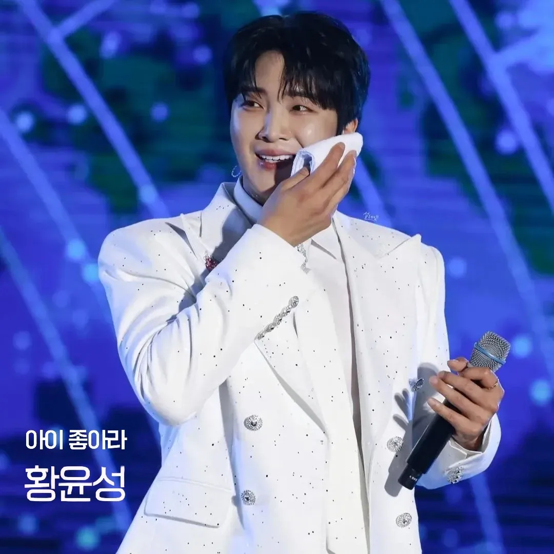 A moment captured by a fan of Hwang Yunsung