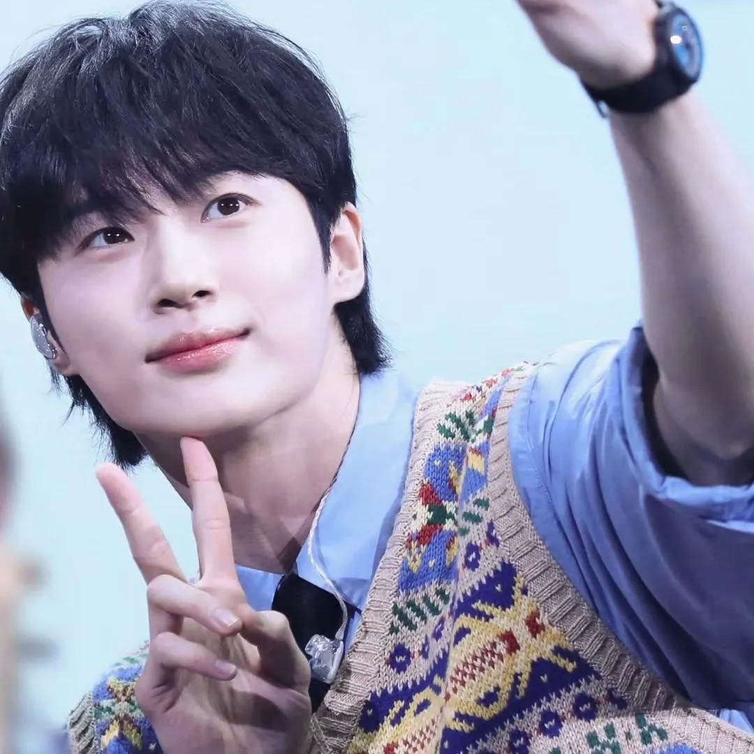 Behind-the-scenes cut of Byeon Wooseok