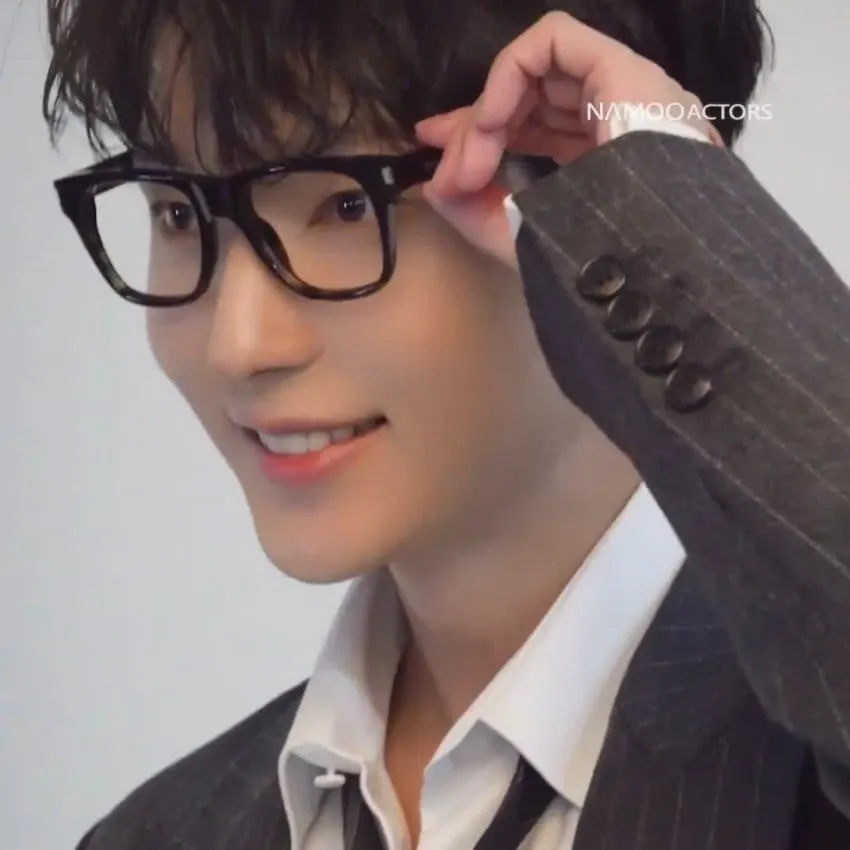Behind-the-scenes cut of Lee Joongi