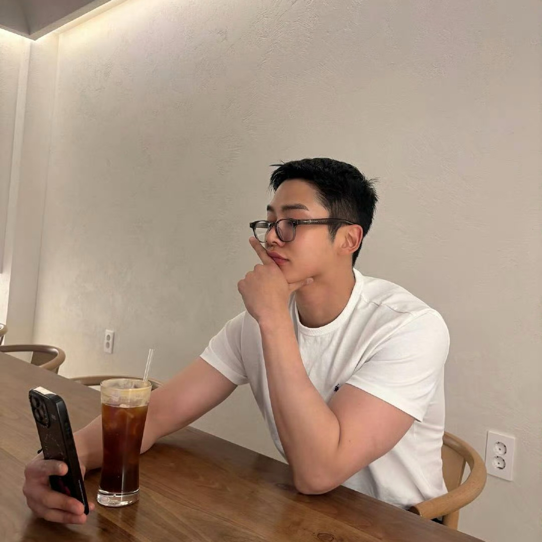 Momen yang diabadikan oleh penggemar Rowoon