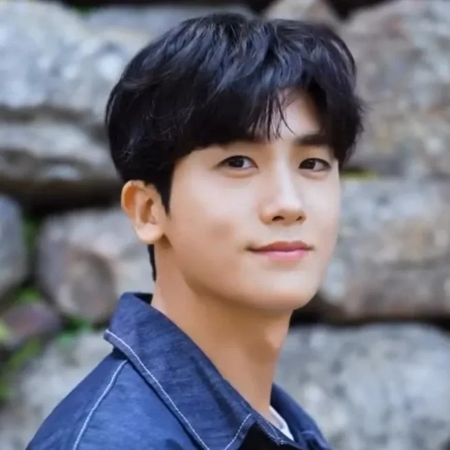 Behind-the-scenes cut of Park Hyungsik