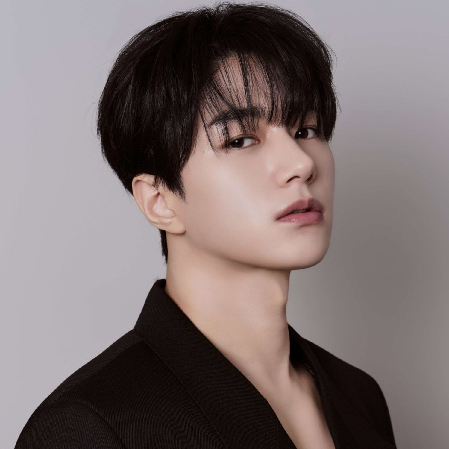 Behind-the-scenes cut of Kim Myungsoo (L)