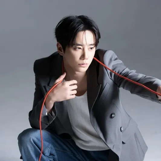 Behind-the-scenes cut of Lee Junyoung