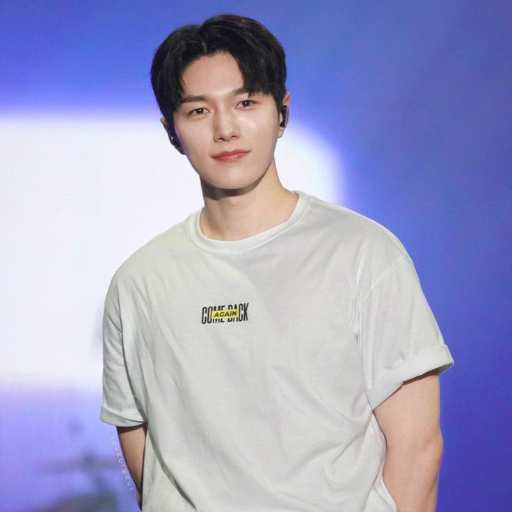 Behind-the-scenes cut of Kim Myungsoo (L)