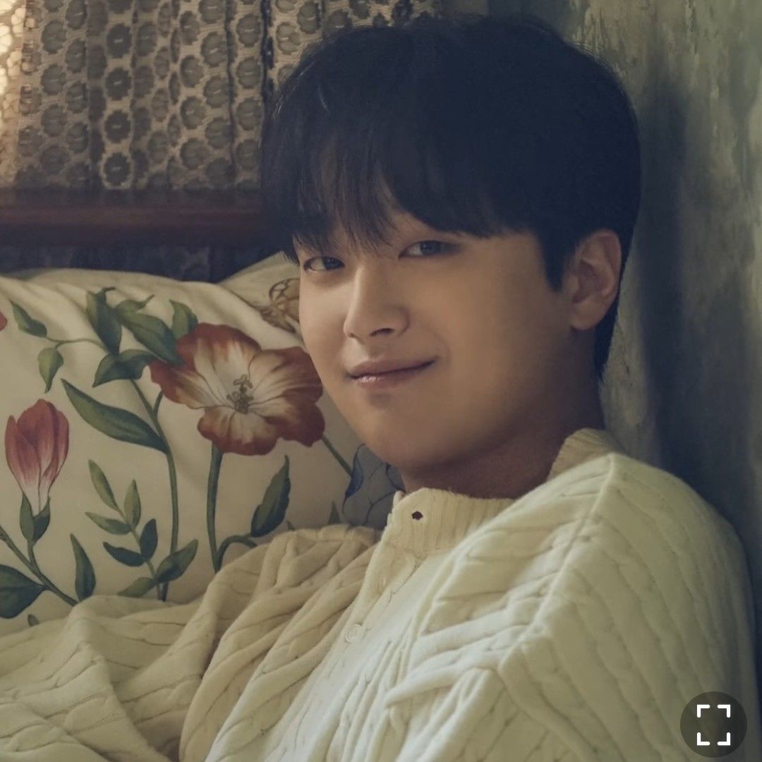 粉丝拍下的李灿元瞬间