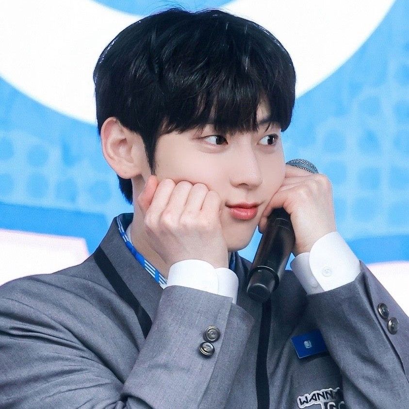 A moment captured by a fan of Hwang Minhyun