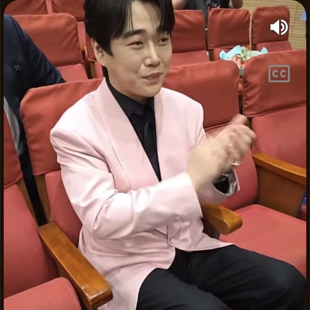 A moment captured by a fan of Hwang Youngwoong