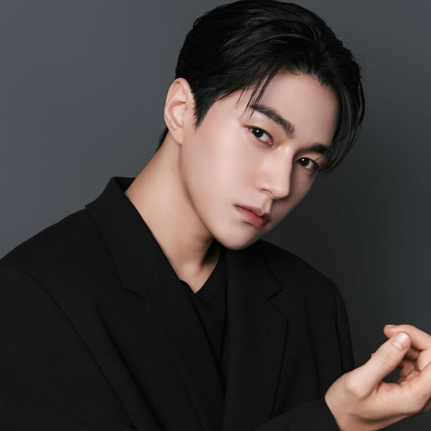 Recent activity shot of Kim Myungsoo (L)