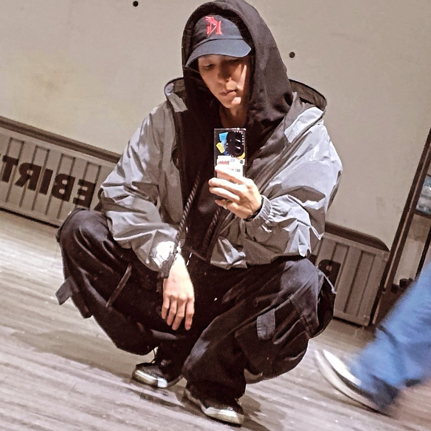 Behind-the-scenes cut of Lee Joongi