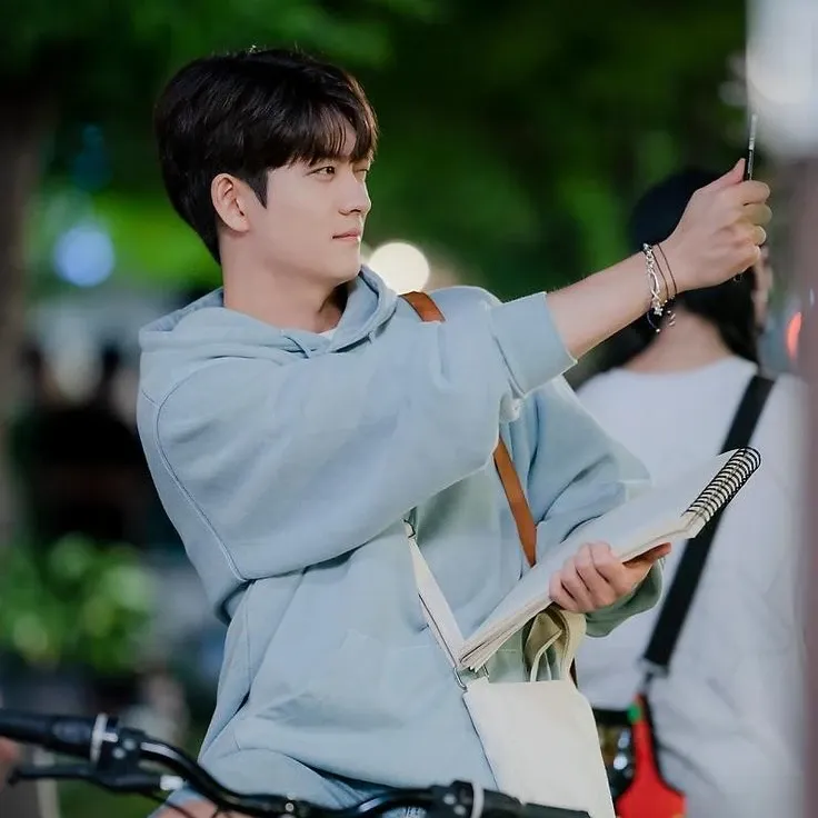 A moment captured by a fan of Kang Taeoh