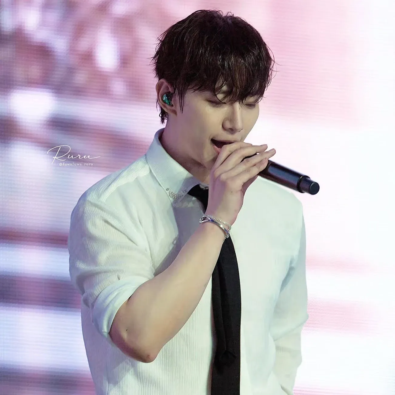 Behind-the-scenes cut of Lee Junho