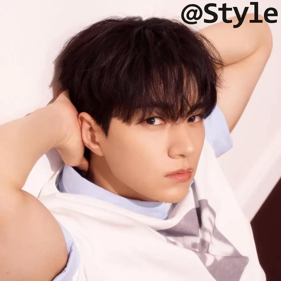 A moment captured by a fan of Kim Myungsoo (L)