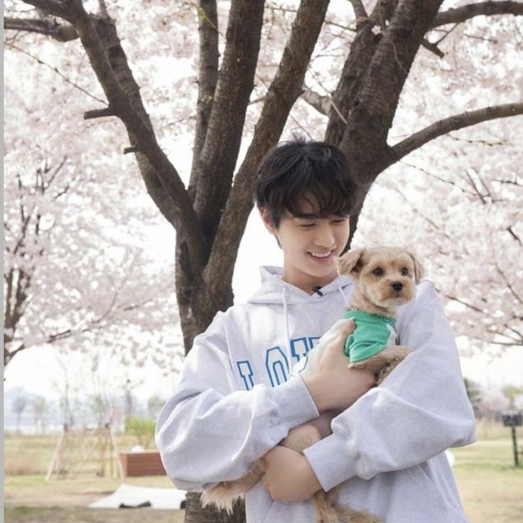 Behind-the-scenes cut of Kim Hyunjin