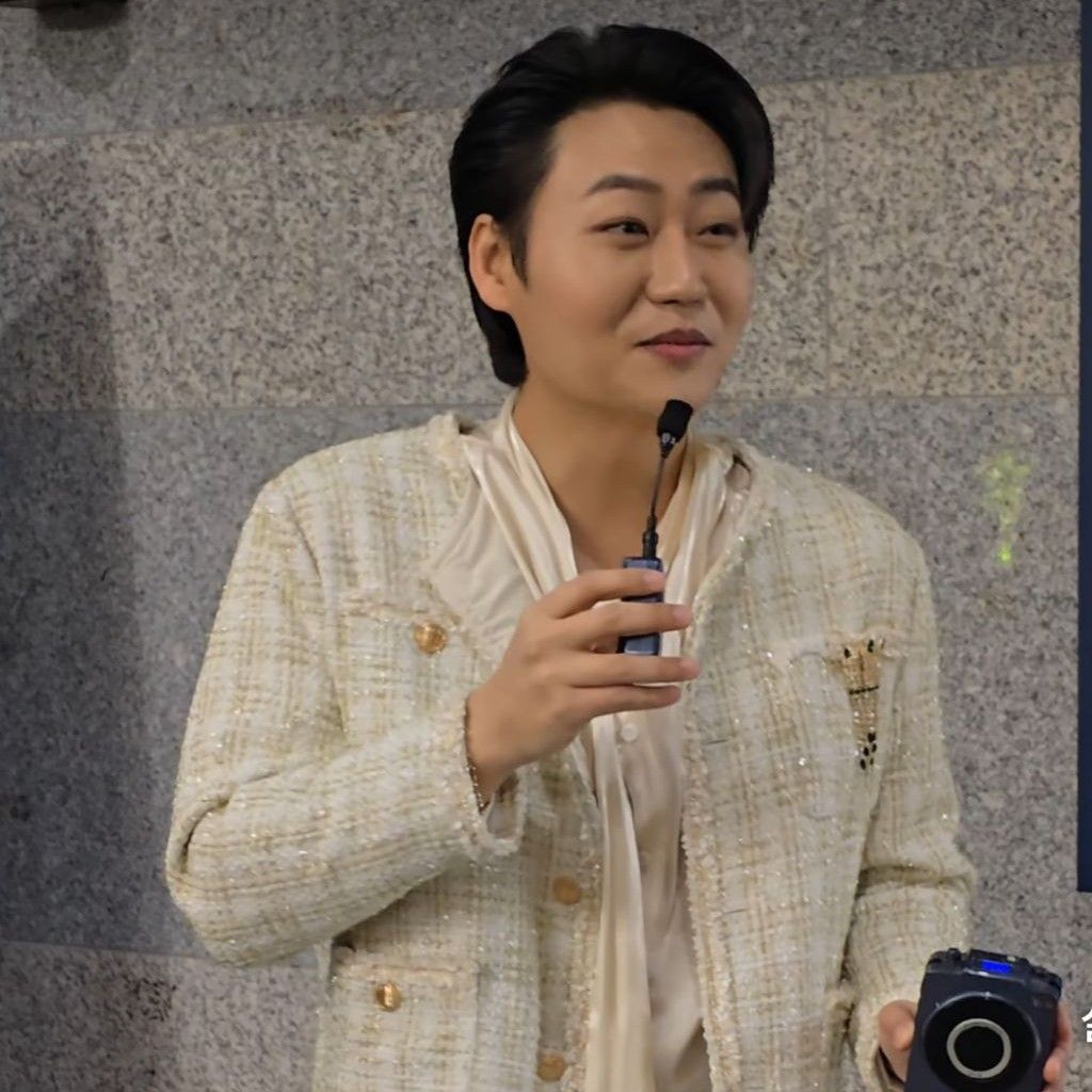 A moment captured by a fan of Min Soohyun