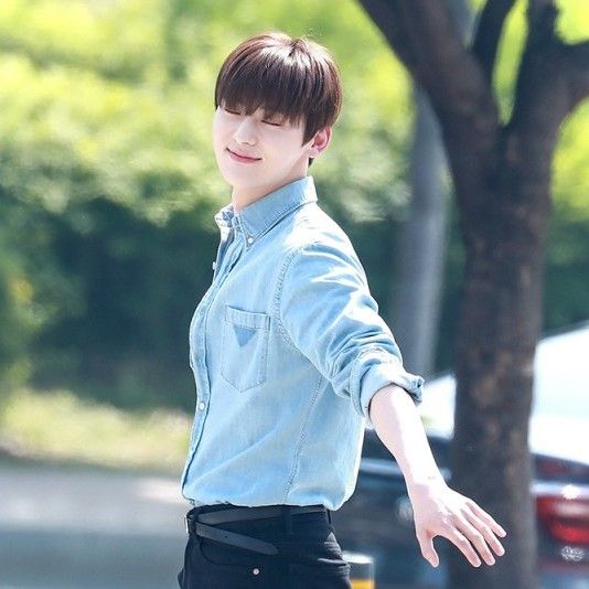 A moment captured by a fan of Hwang Minhyun