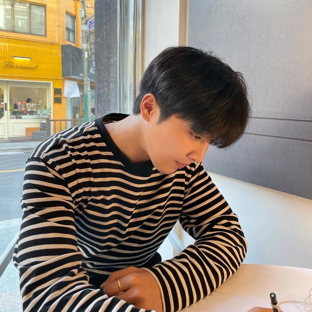 A moment captured by a fan of Hwang Yunsung